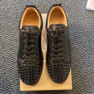 Svarta Louboutin loafers - Säljer ett par eleganta svarta Louboutin loafers i skinn med den ikoniska röda sulan. Skorna är i nytt skick och kommer i originalförpackning med skohorn och dustbag. Perfekta för festliga tillfällen eller en stilren vardagslook. Använda 1 gång och sen märkte jag att dom va för små.Pris kan diskuteras vid snabb affär