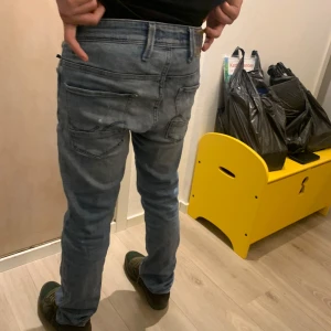 Jack & Jones jeans med slitningar - Säljer ett par Jack & Jones byxor med snygga slitningar storlek w 30 L 32 ny pris runt 1300kr men säljer endast för 399kr.   Passform=Slim. Säljer pågrund av att de är förstora