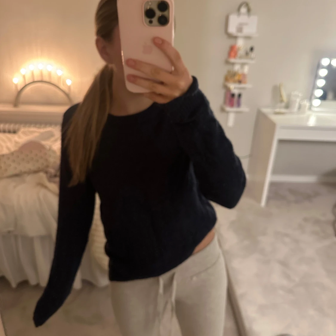 Mörkblå stickad tröja