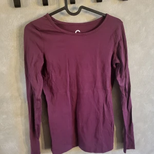 Vinröd Topp - Mjuk baströja i storlek xs från Cubus