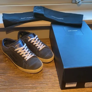 Saint Laurent skor  - Hej! Säljer mina Saint Laurent skor i storlek 41-42. Allt på bilderna ingår. Dem är i ett bra skick, lite slitna innuti men går att fixa med lapp över. Skriv om man vill va mer bilder.  Nypris 6000