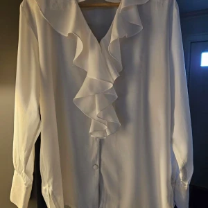 Vit blus med volang - Säljer denna vita blus. Bra skick