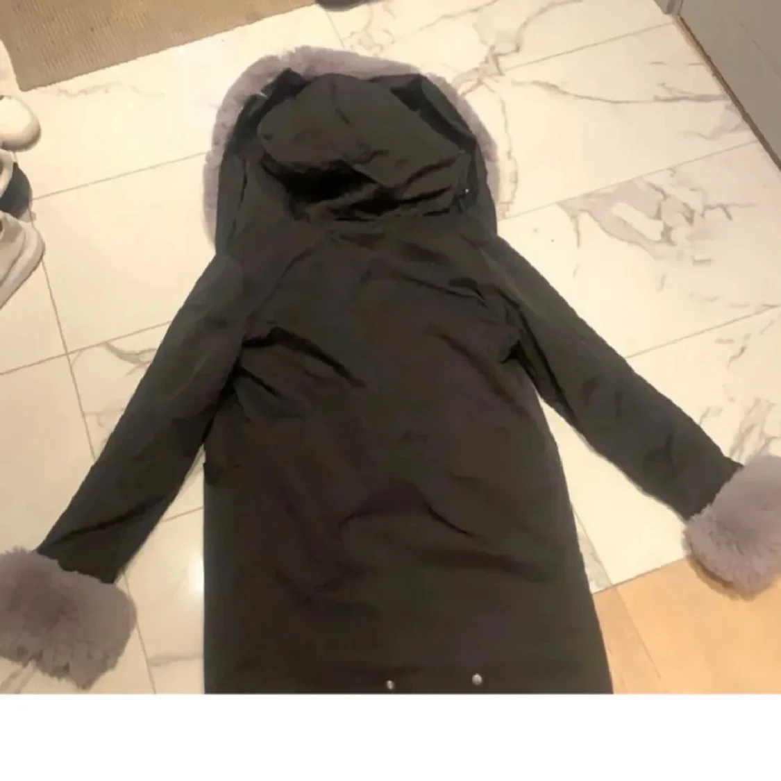 Svart kappa med lila pälsdetaljer - 90