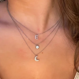 Matchande halsband och armband i silver - Snyggt halsband och armband i silverfärg med en glittrig måne. Båda är från Edblad, halsbandet är 45cm och armbandet är 19cm. Berlocken saknar en glittersten på båda av smyckena men det är inget som syns. Båda är ljuster-bara.