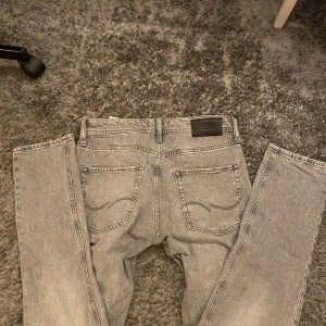 Gråa jeans  - Säljer dessa jeans i nyskick!! Nypris 800kr Mitt pris 300kr De är L32 och W28, Hör av dig vid minsta fundering🙌🙌