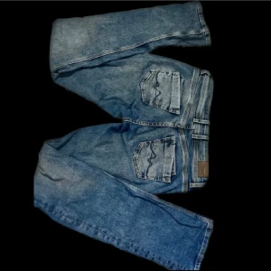 Blå jeans från Pepe Jeans - Snygga blå lågmidjade jeans från Pepe Jeans med klassisk femficksdesign, midjemått 34cm innerben 80cm💕