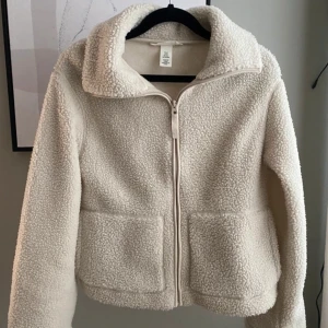 Beige teddyjacka från H&M🤍🦢 - Mysig beige teddyjacka med dragkedja framtill och stora fickor. Perfekt för våren men också vintern! Den är i storlek S och använd enstaka gånger. I perfekt skick🤍😊