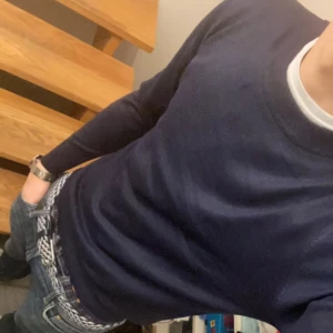 Mörkblå kashmirtröja - Snygg mörkblå kashmirtröja. najs, skön, passar till allt!