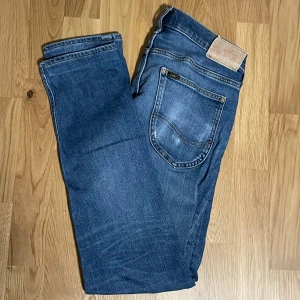 Lee Luke jeans b - Hej, säljer ett till par Lee jeans i modellen Luke. Dessa har lite slitningar som jag har gjort själv. Jeansen är i mycket bra skick och i storlek 30/32