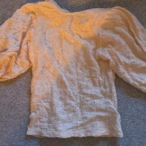 Beige blus från Lindex - Säljer en superfin beige blus från Lindex i storlek XS. Den är nästa helt oanvänd 🌟