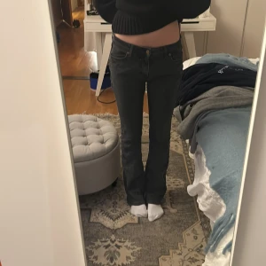 Svarta jeans - Säljer ett par svarta jeans i bra skick. De är lågmidjade och har en bootcut-passform. Perfekta för både vardag och fest! 🖤 jag är 173 cm och jag har ett midje mått på ca.72-73cm
