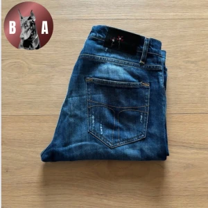 Custom Tos jeans - Custom tiger of sweden jeans med slitningar och blommor insydda på badgen | Storlek 30/32 | Modell Pistolero | Skick 10/10 | Som nya | Nypris 1599kr+ vårt pris 299 kr | Hör av dig vid frågor eller funderingar✌️