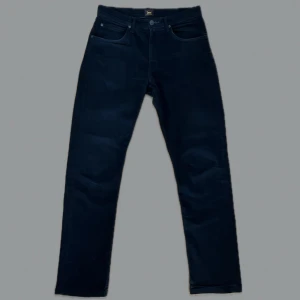 Svarta Lee Jeans - Lee Jeans med straight passform. Kommer ej till använding. 30, 32. Skriv privat 🤝grymt skick