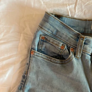Low waist Perfect jeans Blåa  - Ett par superfina low waist bootcut jeans från Gina. Har blivit rätt så använda men inga större tecken av användning.. skriv om du har frågor elr vill ha fler bilder💞💞