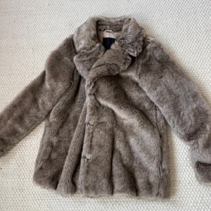 Pälsjacka - Pälsjacka (ej äkta) i storlek M. Varm och sitter superfint på 🤎