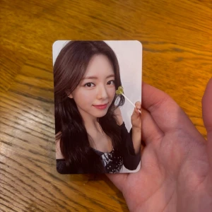Itzy pob photocard  - Itzy Yuna Gold pre order photocard från Makestar
