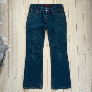 Levi's 557 'Eve' Jeans - Säljer ett par Levi's 557 'Eve' jeans i mörkblå denim. De är lågmidjade och har en straight fit och är i mycket bra skick. Perfekta för både vardag och fest! Midjemått rakt över: 41cm Innerbenslängd: 79cm