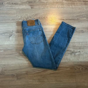 Levis jeans - Ett par jeans i absolut topp skick och som dessutom har en extremt snygg tvätt. Nypriset på dessa jeans ligger på runt 1000kr. Längden på byxorna är 95cm och midjan 37cm jämför gärna med ett par egna och sen är det fritt fram att använda ”köp nu”.