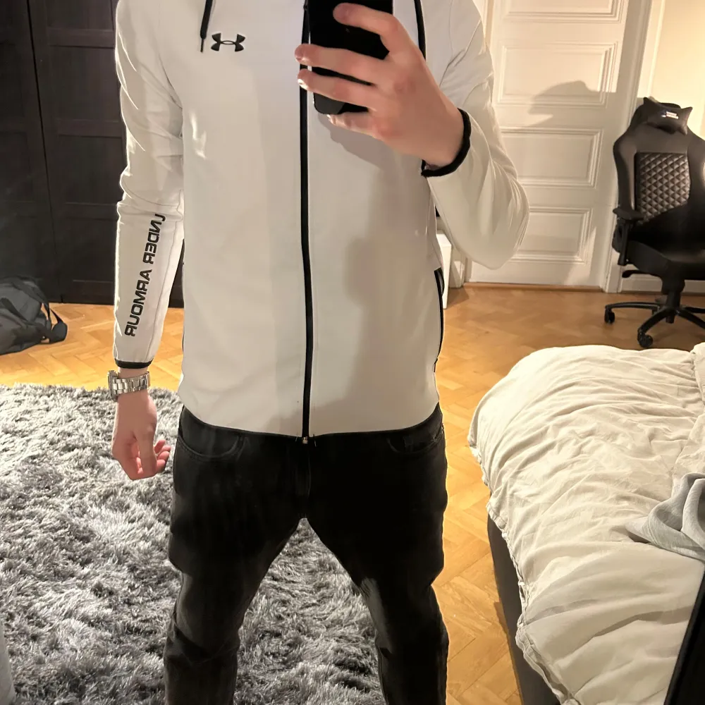 Säljer en vit hoodie från Under Armour i mycket bra skick. Skicket är 9/10, riktigt snygg passform i storlek S. mitt pris är för tillfället 449kr. Bara skriva ifall du har bud, frågor, eller bilder(:. Jackor.