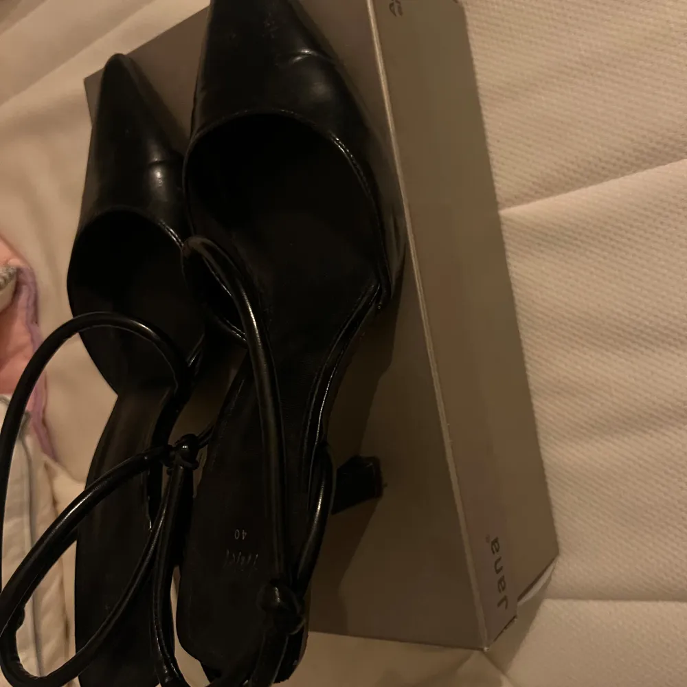 Snygga svarta klackskor från Hm De har en elegant spetsig tå och en smal klack som ger en stilren look. Perfekta för festliga tillfällen eller en utekväll. Klackhöjd ca 6 cm. Kengät.
