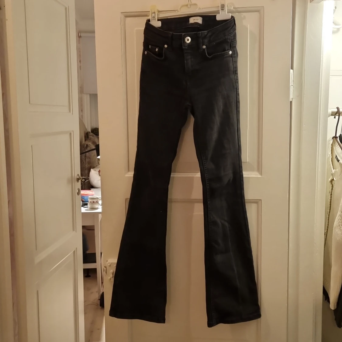 Svarta bootcut jeans från Grunt