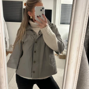 Trekvarsärm jacka  - Så snygg grå/beige trekvart jacka med knappar framtill!!🥰🥰