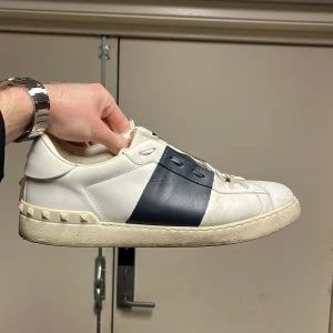 Valentino open - Valentino open i storlek 44 i mörkblå färg. Skorna är i bra skick. Kommer med box och dustbag.