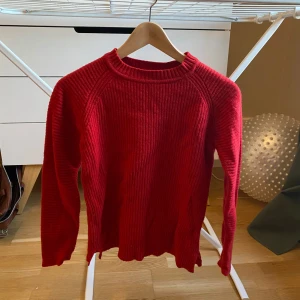 Röd stickad tröja från Mads Nørgaard - Säljer en snygg röd stickad tröja från Mads Nørgaard. Perfekt för kyliga dagar med sin varma och mjuka känsla. Tröjan har långa ärmar och en klassisk rund halsringning. Passar både till vardags och lite finare tillfällen. Ett måste i garderoben! 🔥
