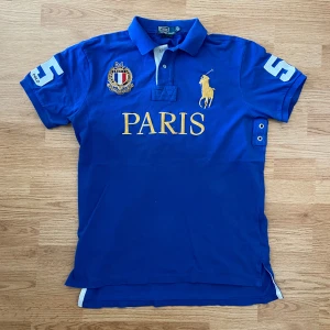Ralph Lauren Paris Polo / Pike - !skicka bud för snabb affär! Stilren Ralph Lauren Paris piké, storlek L i mycket fint skick. Skriv om ni undrar någonting 📲💯