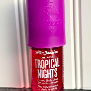 Cheirosa Tropical Nights Fragrance Mist by Sol de Janeiro 90 ml - En fantastisk doft från Sol de Janeiro som var limited edition och tyvärr inte går att köpa längre. 90 ml, knappt använd. Se bilder för kvaravarande mängd samt beskrivning av hur den doftar. Givetvis förvarad mörkt och svalt. 