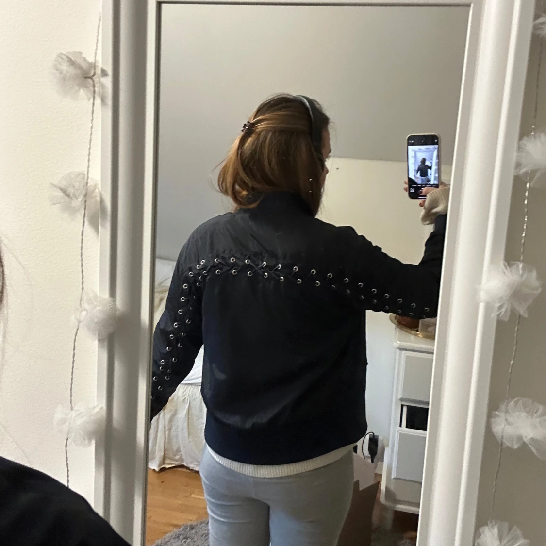 Svart bomberjacka med snörning