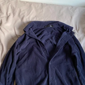 Marinblå cardigan - Jag säljer en marinblå cardigan. Kan sänka priset vid snabb köp. Om ni har funderingar eller frågor så skicka.