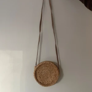 Rund axelväska i flätad stil - Sommarväska