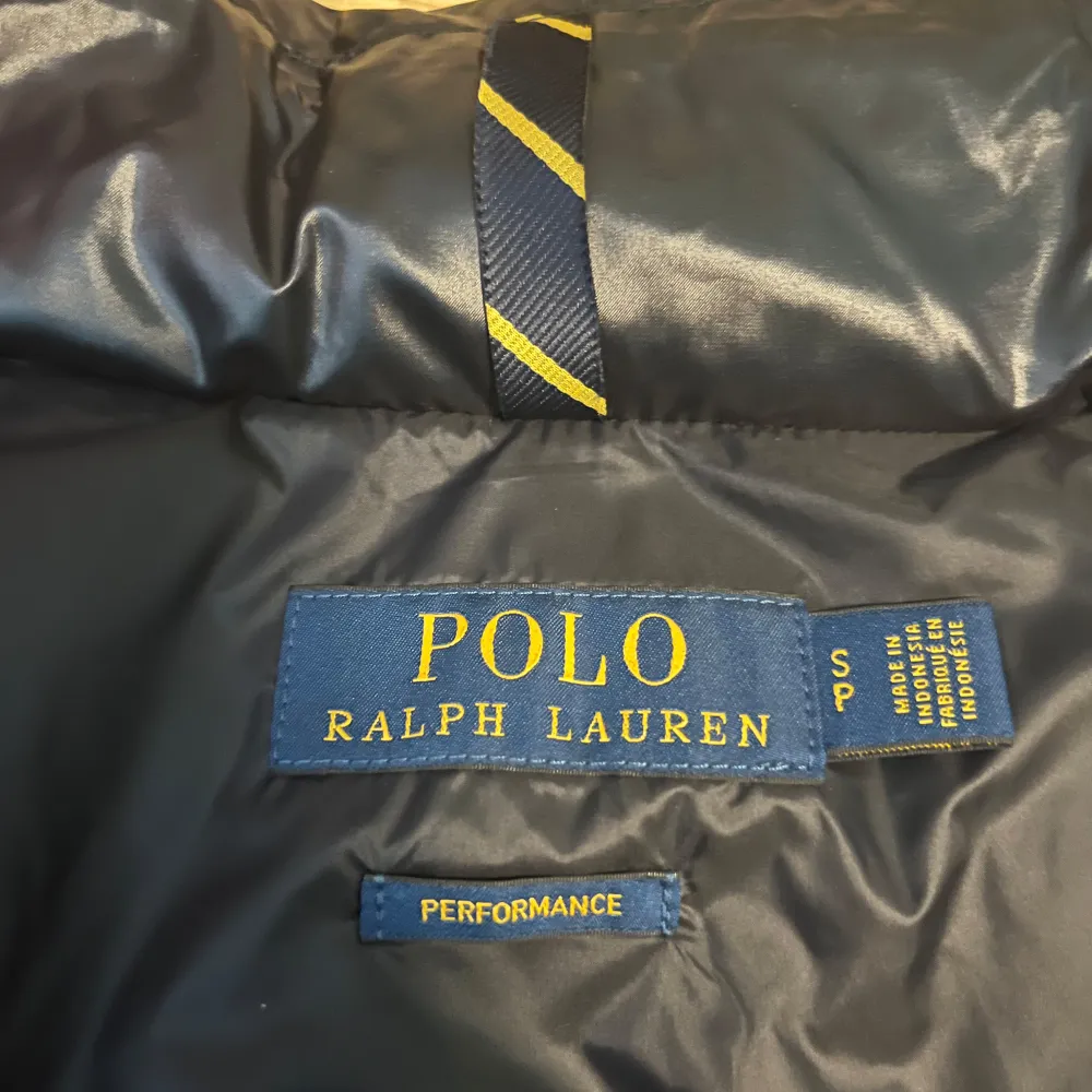 Säljer en Ralph Lauren El cap high gloss down väst | Färgen är svart i storlek S passar M! | Västen har 4 pracktiska fickor med 1 innerficka | Den är 100% äkta och nypris är på ca 4700kr fast slutsåld nästan överallt Inga skador i skick 9/10 | Hör av dig vid något, pris kan sänkas 🫱🏼‍🫲🏽. Jackor.