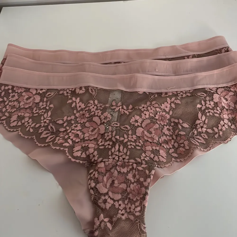 Säljer 3 st  superfina rosa underkläder från Lindex i storlek M. De har ett vackert blommigt spetsmönster och är gjorda i mjukt material för extra komfort. Perfekta för att känna sig både bekväm och snygg! 🌸. Övrigt.