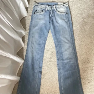 Lågmidjade jeans från pepe jeans - Säljer ett par ljusblå jeans från Pepe Jeans i bra skick. Perfekta för vardagsbruk och kan matchas med det mesta. Passar bra till både vår och sommar.