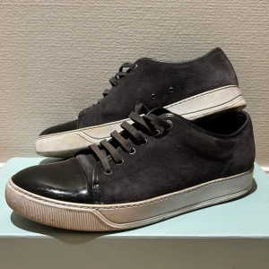 Grå sneakers med svart tå - Lanvins size 42 fits 43! En perfekt sko som kan kombineras med massa olika outfits. Box tillkommer. Minsta lilla fråga är det bara att höra av sig:)