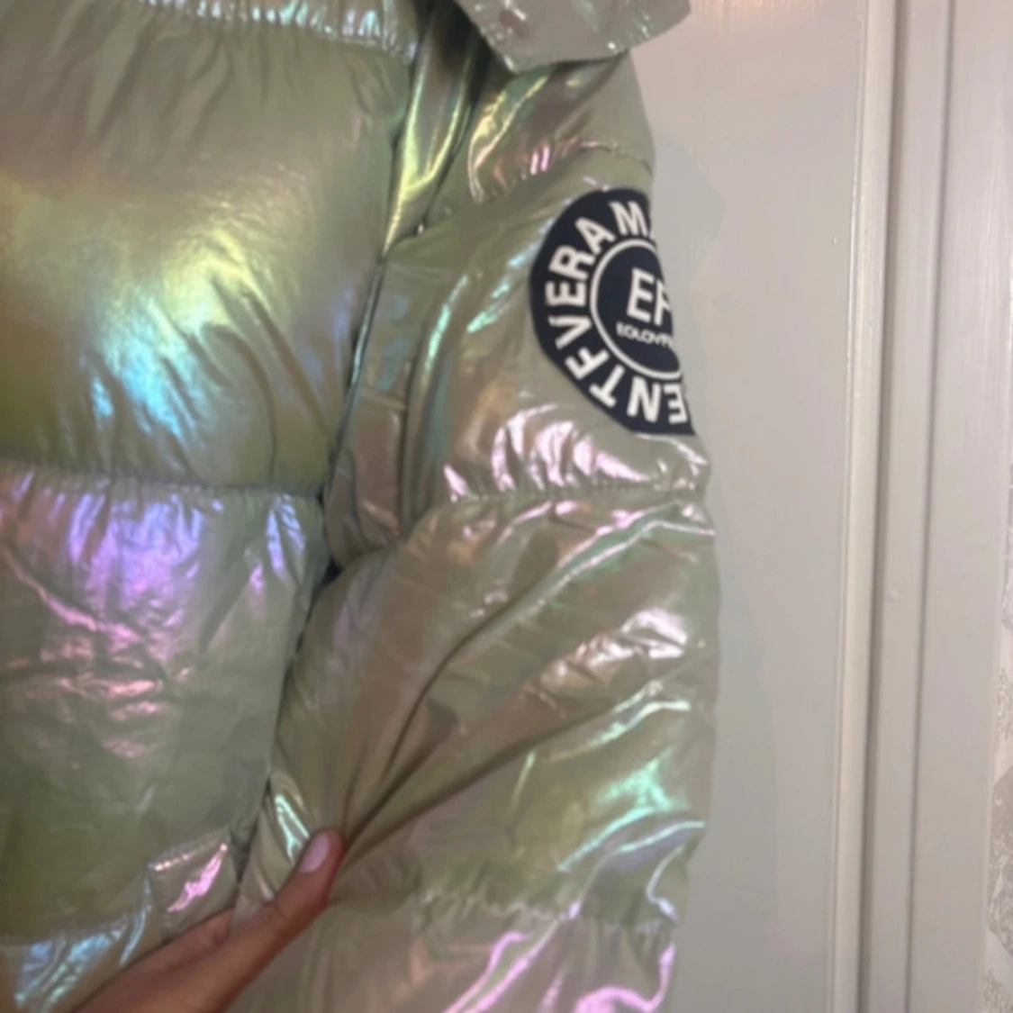 Iridescent pufferjacka från Levera - 90