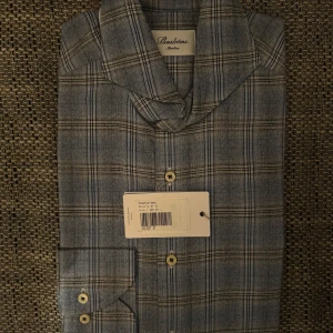 Helt ny Grå rutig skjorta från Stenströms - Snygg grå rutig skjorta från Stenströms med klassisk krage och knappar framtill. Perfekt för en stilren look.