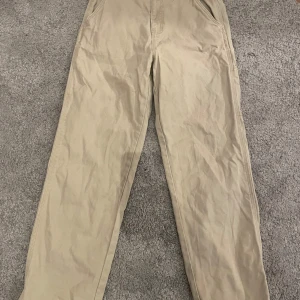 Beige cargopants från Dickies - Säljer ett par  beige cargopants från Dickies i storlek w30. Byxorna har flera praktiska fickor och en avslappnad passform. Köptes från junkyard för 1200. Inget synligt slitage.