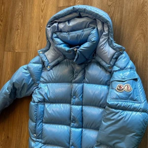 Blå dunjacka från Moncler, MAYA GIUBBOTTO 70TH - MAYA GIUBBOTTO 70TH köpt 2022 på NK, Stockholm. Använd ca 15ggr, Size 5 ish XL, Nypris 14,999:-