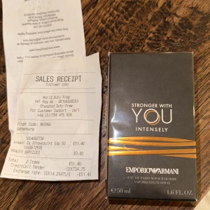 Armani Stronger With You Intensely Eau de Parfum - Säljer en oöppnad flaska av Emporio Armani's 'Stronger With You Intensely' Eau de Parfum, då farsan köpte fel i London , så kan tänka mig byta mot en full Absolutely. Flaskan är 50 ml. Perfekt för den som vill ha en intensiv och långvarig doft. 