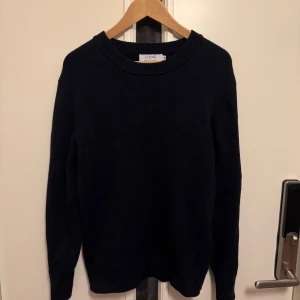 Mörkblå tröja från Ljung by Marcus Larsson - Säljer en stilren Mörkblå tröja från Ljung by Marcus Larsson i storlek S. Tröjan är i mycket bra skick och har en klassisk design med rund hals och långa ärmar. Perfekt för både höst och vinter, och funkar lika bra till vardags som till fest. 