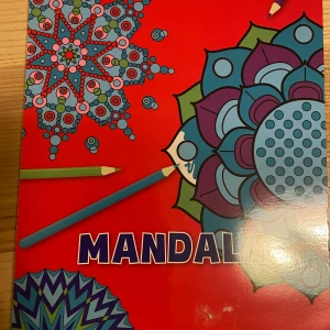 Mandala målarbok - Säljer en mandala målarbok med vackra mönster att färglägga. Perfekt för avkoppling och kreativitet. Innehåller detaljerade svartvita mandalamönster på varje sida. Perfekt för både barn och vuxna som älskar att färglägga och skapa konstverk.