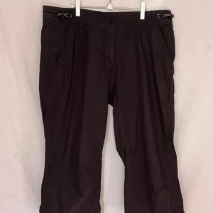 Svarta Piratbyxor från North Bend - Säljer ett par svarta piratbyxor från North Bend i bra skick. De har en justerbar midja med snörning och knappar. 