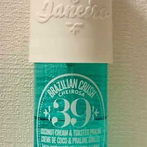 Brazilian Crush Cheirosa 39 Fragrance Mist by Sol de Janeiro 90 ml - En fantastisk doft med noter av kokoskräm, varm vanilj och tropisk orkidé. Denna bodymist var limited edition så den går tyvärr inte att köpa längre. 90 ml, drygt hälften kvar. Givetvis förvarad mörkt och svalt. 