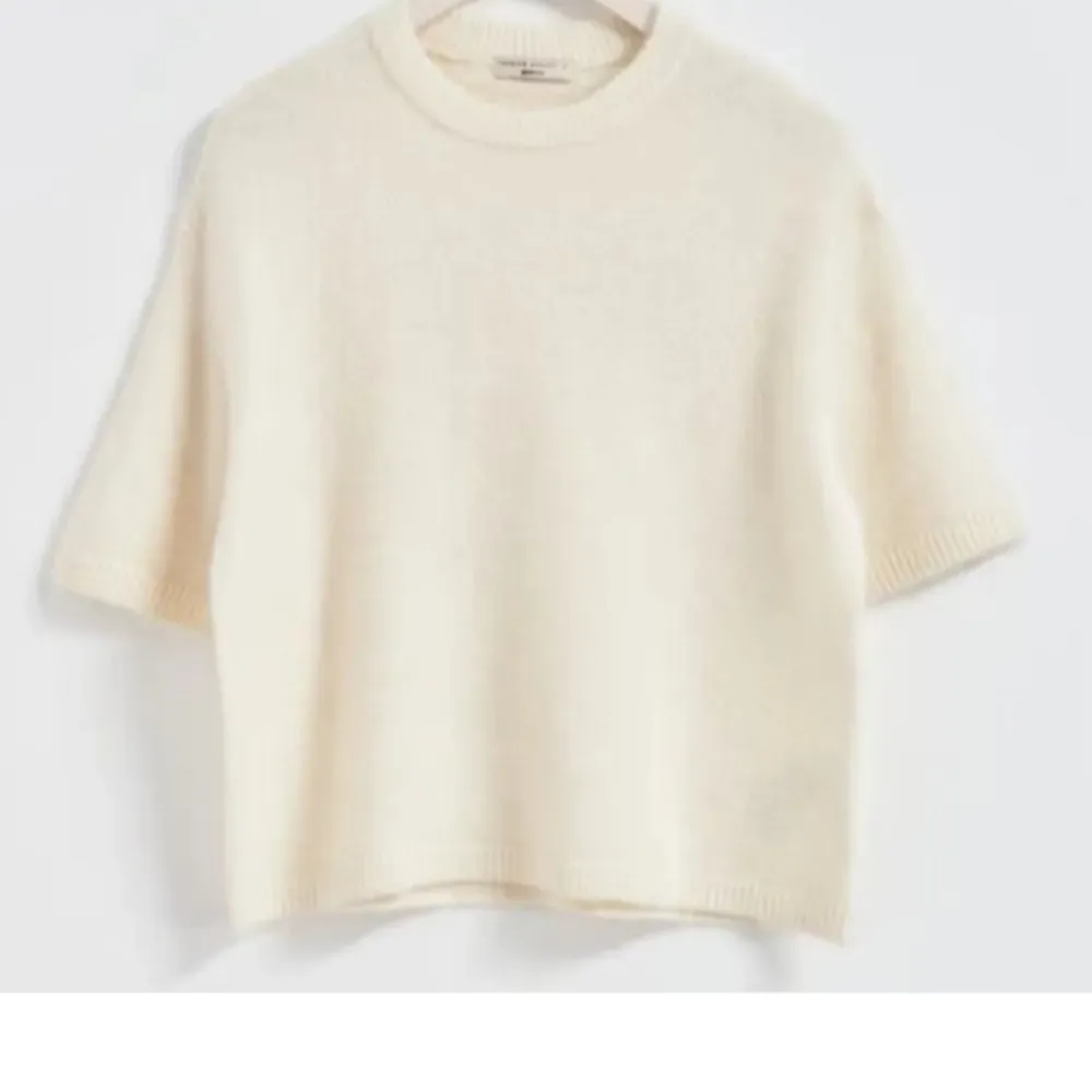 Säljer en superfin beige stickad tröja från gina tricot storlek S Den har en avslappnad passform med korta ärmar och en rund halsringning. Perfekt för både vår och höst och vinter skriv om ni vill ha mer bilder . Tröjor & Koftor.