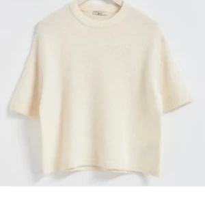 Beige stickad tröja från Arket - Säljer en superfin beige stickad tröja från gina tricot storlek S Den har en avslappnad passform med korta ärmar och en rund halsringning. Perfekt för både vår och höst och vinter skriv om ni vill ha mer bilder 