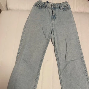 Ljusblå jeans från Lindex - Säljer ett par ljusblå jeans från Lindex i storlek 152. 60kr + frakt 