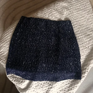 Glittrig tubtopp/kjol i mörkblått✨ - Både topp och kjol! Mörkblå glittrig!!💙💙🩵